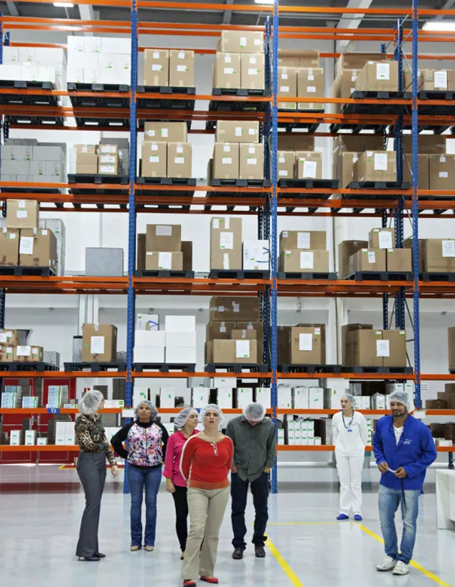 Equipe no centro de distribuição da BMR