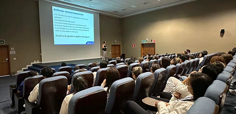 Auditório lotado durante evento científico da BMR