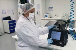Profissional operando equipamento de medição