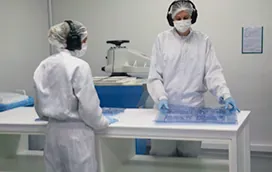 Profissional monitorando equipamento