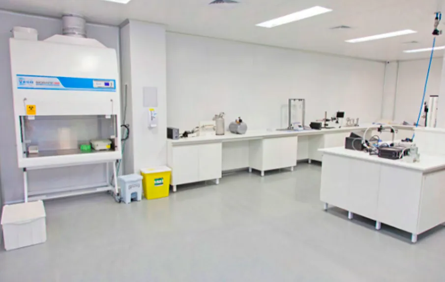 Sala limpa da BMR Medical com bancadas e capela de fluxo laminar